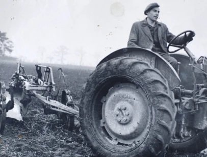 Cày ruộng nhặt được vật lạ, ai ngờ là kho báu khủng toàn vàng