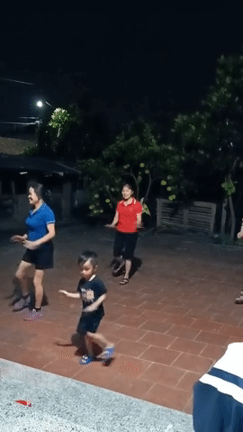 Tap nhay cung cac co lon tuoi, be trai bat ngo chiem spotlight