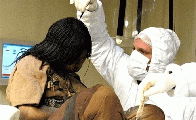 Mở mộ cổ, phát hiện thiếu nữ 15 tuổi bị đóng băng 500 năm