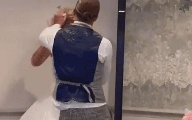 Chú rể trét bánh kem lên mặt cô dâu giữa tiệc cưới Chu re tret banh kem len mat co dau giua tiec cuoi