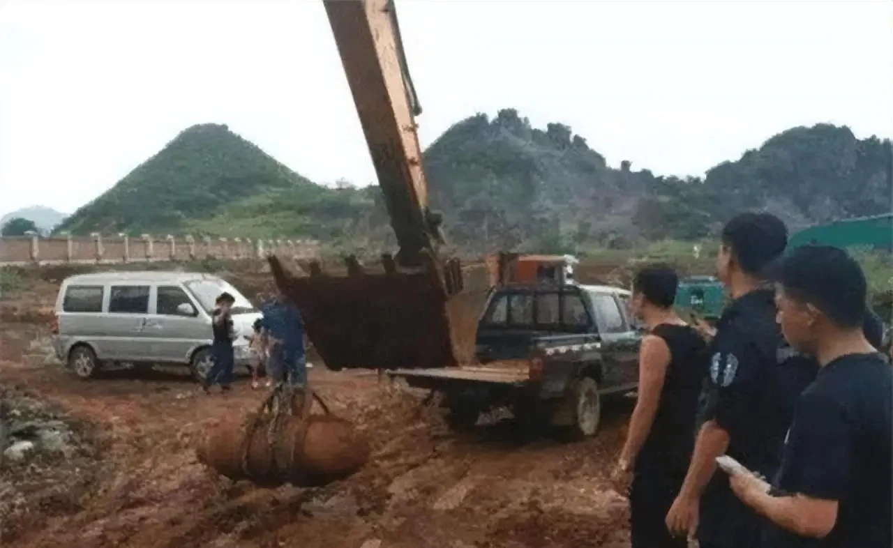 Đang thi công đụng vạc sắt khủng, cảnh sát lập tức có mặt