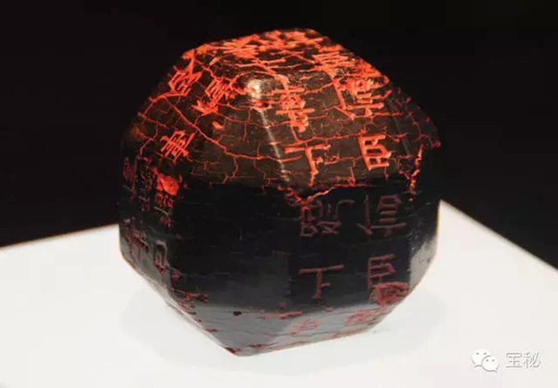 Bé trai nhặt được “cục đá đen sì”, ai ngờ là bảo vật Trời ban