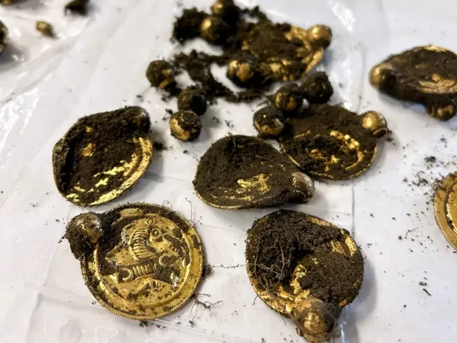 Dò kim loại, giật mình đụng trúng “kho báu” Trời ban 1.500 năm tuổi