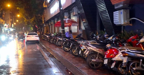 Nhiều vỉa hè 'nghẹt thở' do bị chiếm dụng làm nơi buôn bán, trông giữ xe