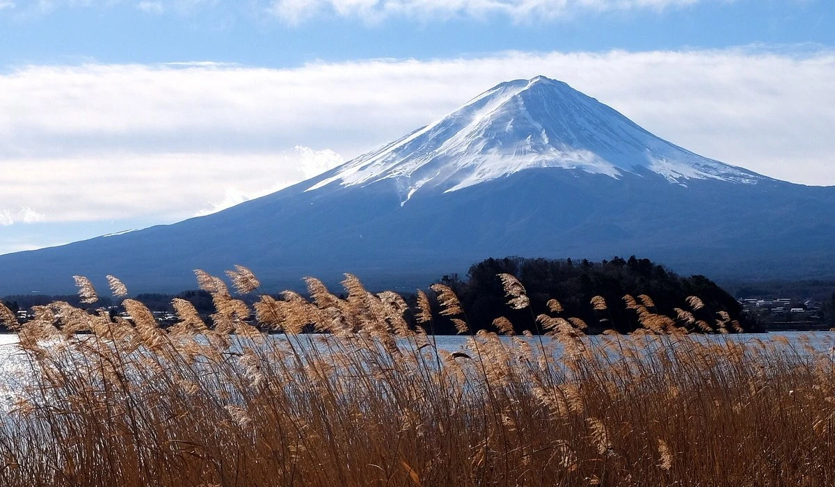 Lần đầu tiên núi Phú Sĩ trơ trụi, không có tuyết trong tháng 10