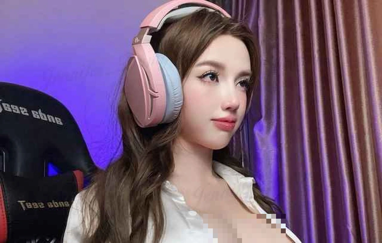 Khoe góc gaming nóng bỏng, nữ game thủ "đốt mắt" người xem