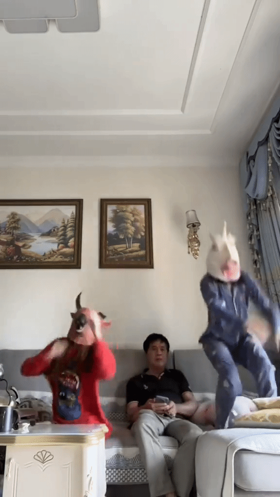 2 co con gai deo mat na 