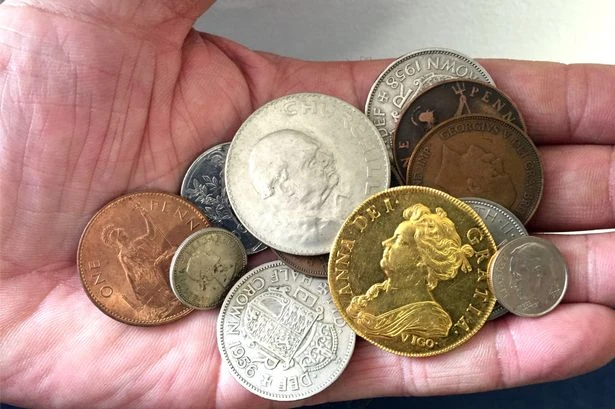 Chồng qua đời, góa phụ 'đứng tim' thấy thứ này trong tủ đồ