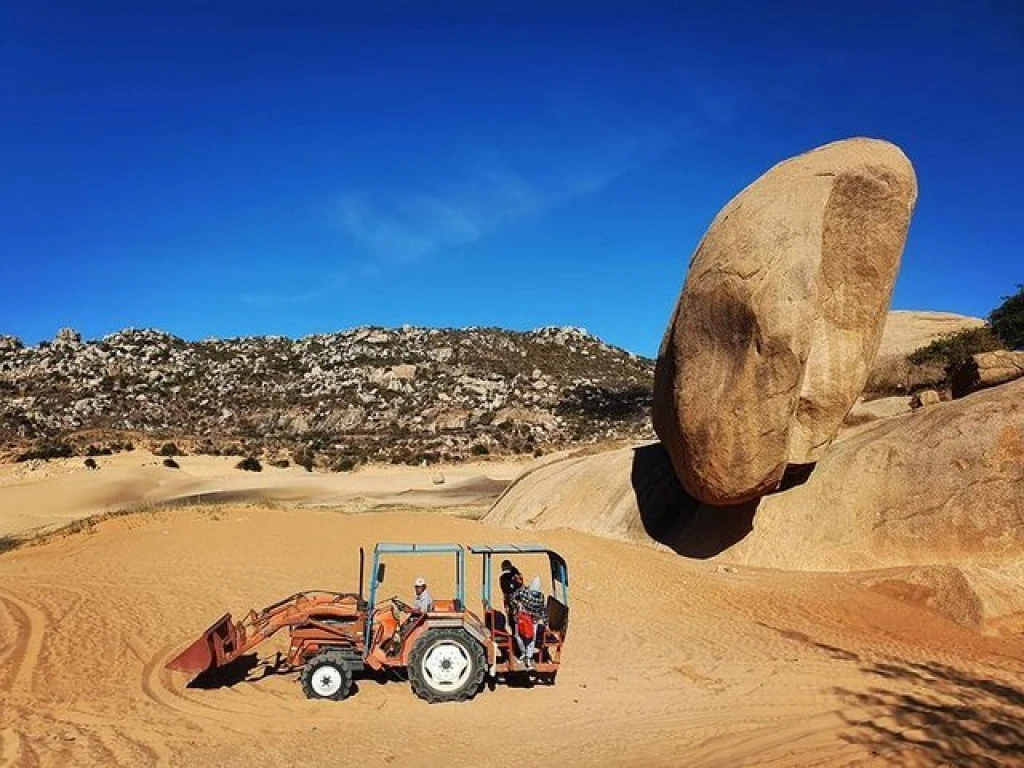 Tảng đá kỳ lạ nhất Việt Nam, đứng chênh vênh thách thức trọng lực