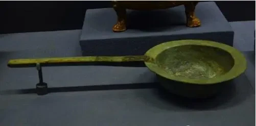 Cuốc đất đụng trúng vật thể lạ, chuyên gia phong tỏa cả cánh đồng