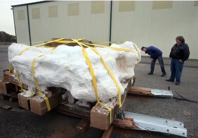 Khai mở khối đá khổng lồ phong ấn 20 "quái thú", bàng hoàng sự thật