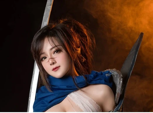 Nữ streamer đời đầu khoe body bỏng mắt, đàn em "xách dép" chạy theo 