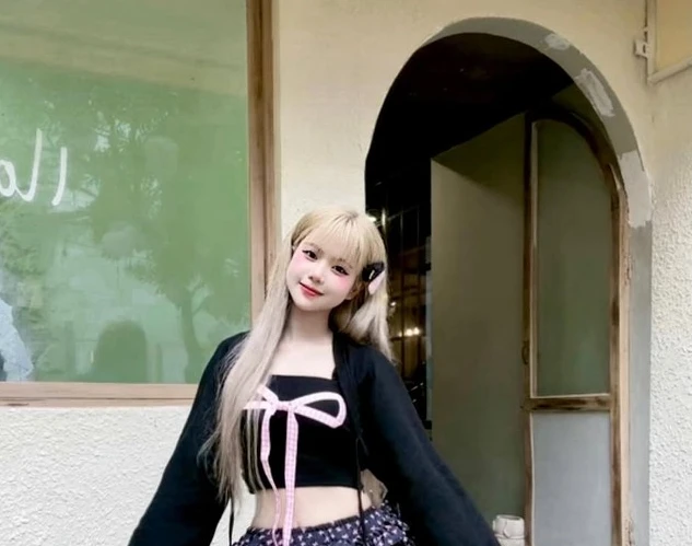 Nữ streamer đẹp không góc chết, cộng đồng game say như điếu đổ 