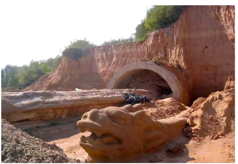 Đụng trúng “con rồng” dài gần 400m, hiện trường lập tức bị phong toả 