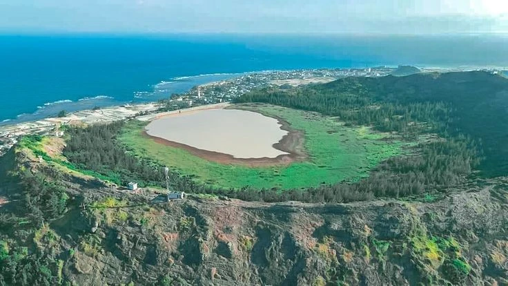 Cận cảnh hồ Thới Lới: Viên ngọc quý trên đỉnh núi lửa Lý Sơn