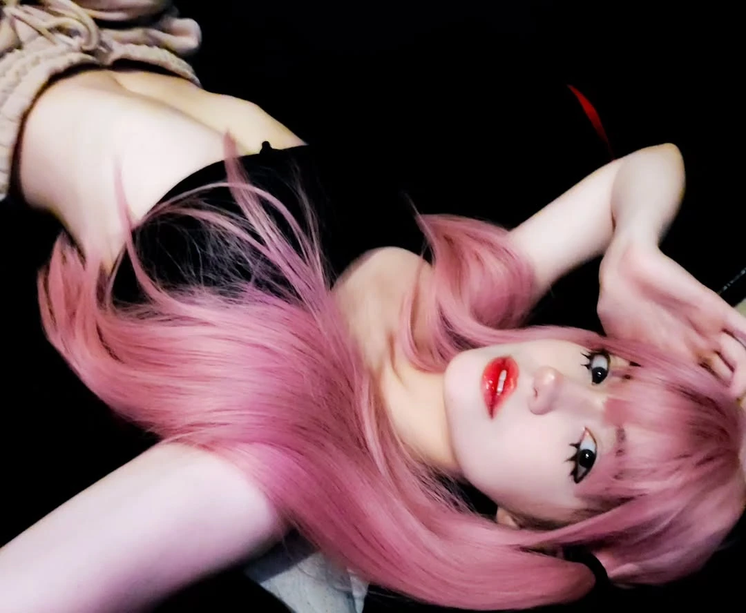 Nữ game thủ Liên minh Huyền Thoại phô nhan sắc búp bê... "vạn người mê"