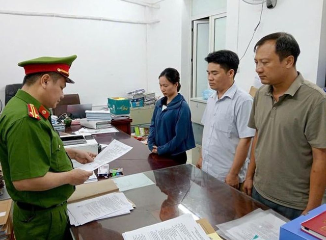 Nguyễn Thái Sơn, Bùi Văn Nhu, Bùi Thị Phương Thuý (từ phải qua trái) tại cơ quan Công an. capture.png