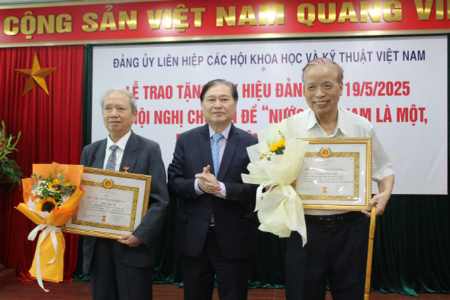 Bí thư Đảng ủy Liên hiệp Hội việt Nam Phan Xuân Dũng trao huy hiệu 65 năm tuổi Đảng cho đồng chí Trần Văn Trị - Cơ quan Tổng hội Địa chất Việt Nam và đồng chí Trương Công Phú - Cơ quan Hội Khoa học kỹ thuật Biển Việt Nam. 19ca6eb6-ca74-44d0-9722-46cb82b71f9e.jpg