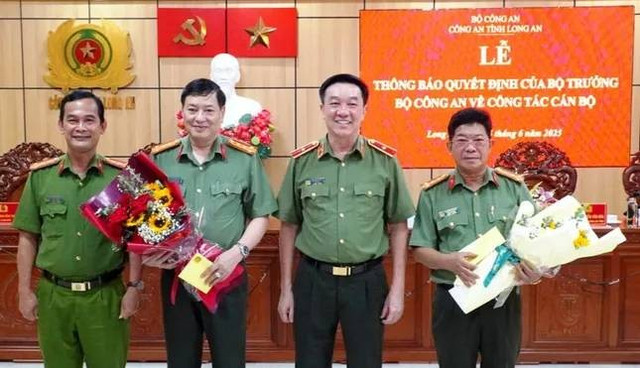 Đại tá Văn Công Minh (thứ 2, trái qua) và Đại tá Nguyễn Văn Hòa (bìa phải). 9.jpg