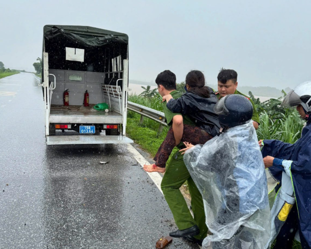 Tổ tuần tra Công an xã Vĩnh Chân đưa nạn nhân đi cấp cứu. capture-602.png