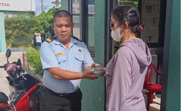 Người phụ nữ bật khóc nhận lại số tiền đánh rơi