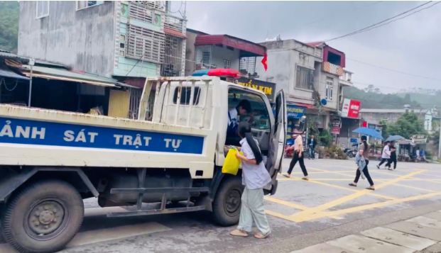 Lực lượng CSGT Lào Cai kịp thời đưa học sinh đến địa điểm thi an toàn (ảnh: Báo Công an Nhân dân) capture-269.png