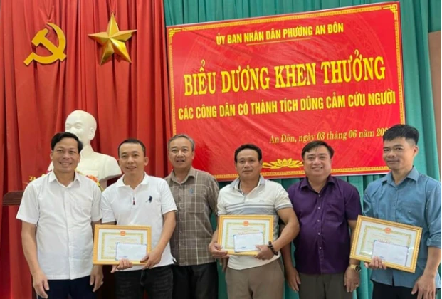 Khen thưởng 3 người cứu phụ nữ đuối nước giữa sông Thạch Hãn