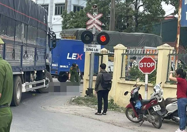 Va chạm giữa xe tải và xe máy, nữ sinh Hà Nội tử vong