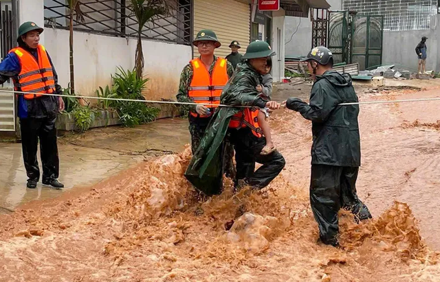 Lực lượng cứu hộ của Bộ chỉ huy Quân sự tỉnh Điện Biên tham gia ứng cứu người dân tại khu vực nước dâng cao. capture-4048.png