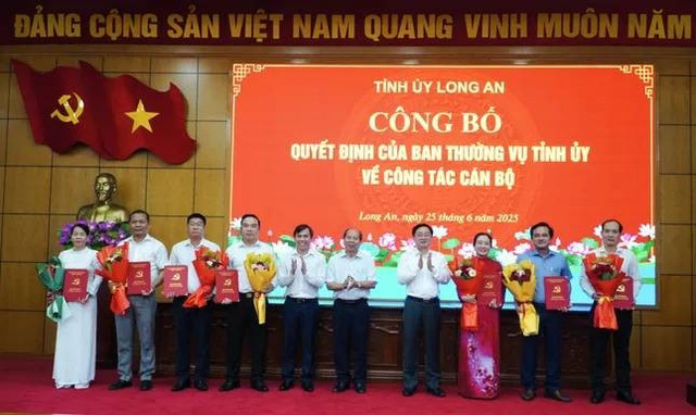 Bí thư Tỉnh ủy Long An Nguyễn Văn Quyết trao quyết định của Ban Thường vụ Tỉnh ủy về việc điều động cán bộ. long-an-6981-8621jpg.jpg