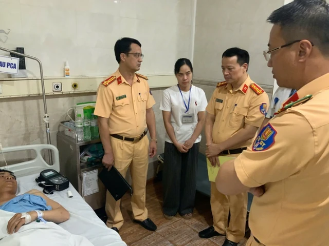 Ô tô tải húc xe CSGT, thượng úy cảnh sát cơ động bị gãy tay