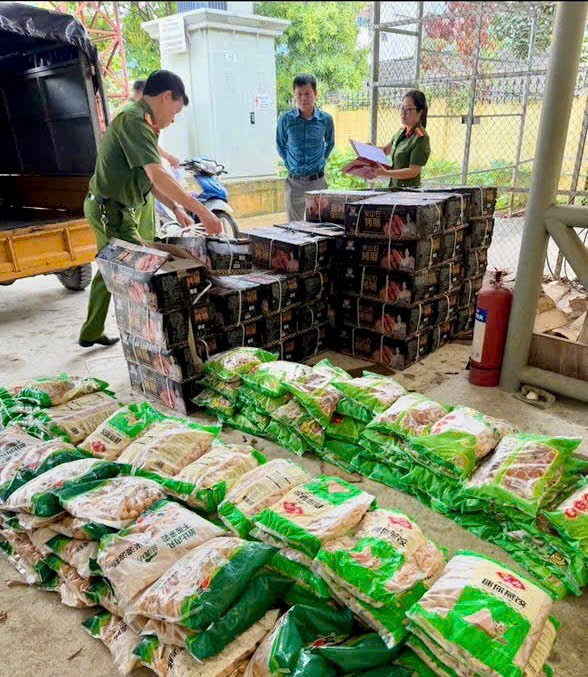 1 tấn xúc xích do Trung Quốc sản xuất không có hóa đơn chứng từ hơp lệ. image-gallery.jpg