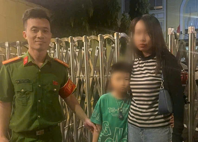 Công an phường Hồng Bàng bàn giao cháu Bùi K.L cho gia đình. d1ca6b425dd7d6898fc6-1-937d94acbc4b47ffa78a26104e479a9f.jpg