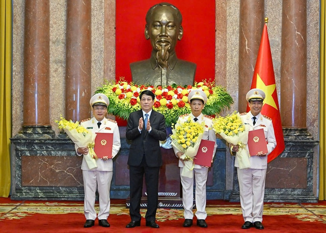 Chủ tịch nước Lương Cường trao quyết định và chúc mừng 3 thượng tướng. 6.jpg