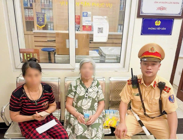 CSGT Hà Nội kịp thời giúp cụ bà đi lạc trở về với gia đình. capture.png
