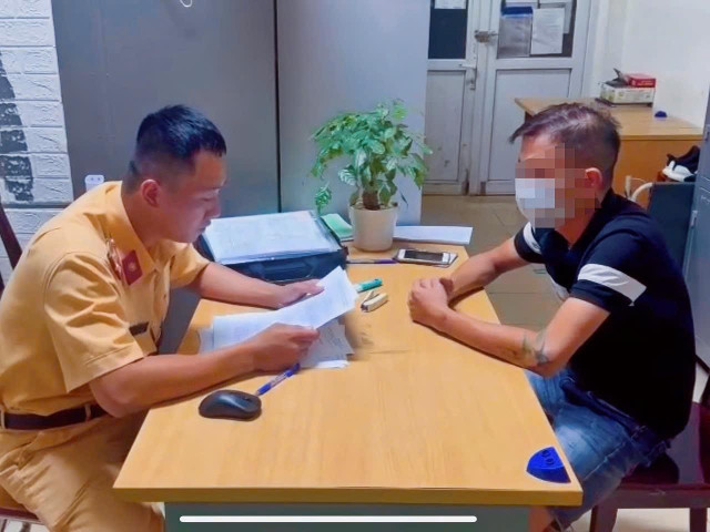 Nam tài xế tại cơ quan Công an. 506013462-1138474231656769-3732481514500266-n.jpg