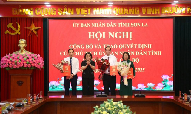 Phó Chủ tịch thường trực UBND tỉnh Sơn La trao quyết định cho các đồng chí được điều động, bổ nhiệm. 26-6-1-min-0.jpg