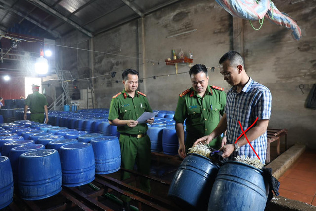 Cơ quan Công an đọc các quyết định đối với Nguyễn Văn Tân (áo kẻ) 4.jpg