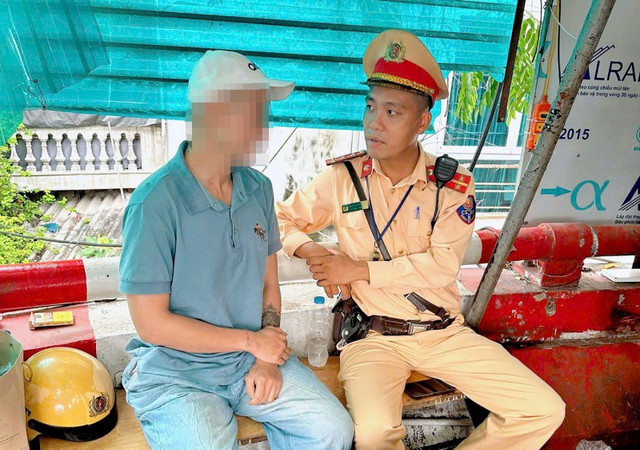 Cán bộ CSGT trò chuyện động viên, khuyên nhủ nam thanh niên. 648bb77aa9861ed84797-1751100662566.jpg