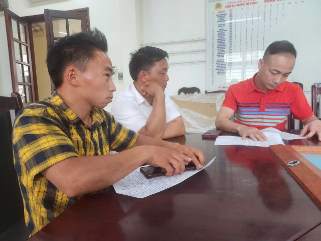 Anh Giàng Hồ (áo ca rô kẻ vàng) đến Công an phường Mỹ Đình 2 trình báo. taixi.jpg