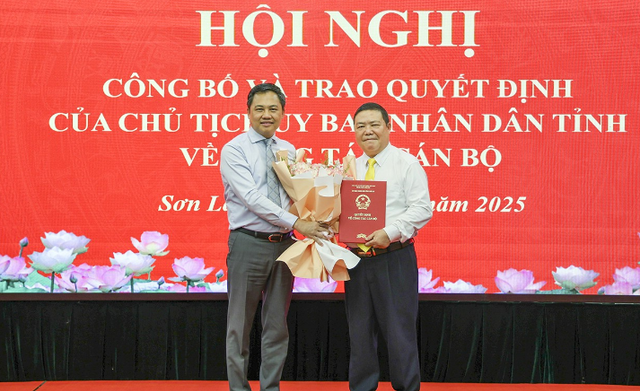 Chủ tịch UBND tỉnh trao Quyết định và tặng hoa chúc mừng. capture.png