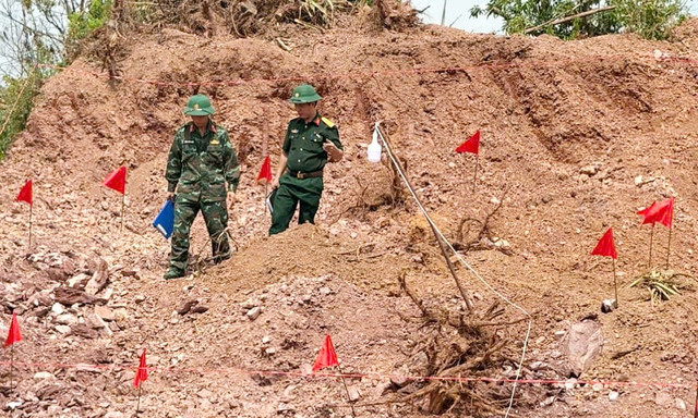 Lực lượng chức năng kiểm tra vị trí phát hiện quả bom tại vườn nhà dân ở xã Lục Nam, tỉnh Bắc Ninh. 3-14494738.jpg