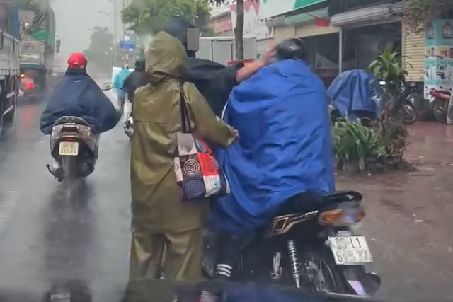 Tài xế xe ôm công nghệ bị người đi xe máy dừng xe, đánh giữa trời mưa (Ảnh: Cắt từ clip). 5-4622.jpg