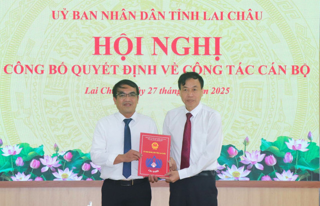 Chủ tịch UBND tỉnh Lê Văn Lương (bên phải) trao Quyết định cho đồng chí Lưu Hồng Phương (bên trái) 4.jpg