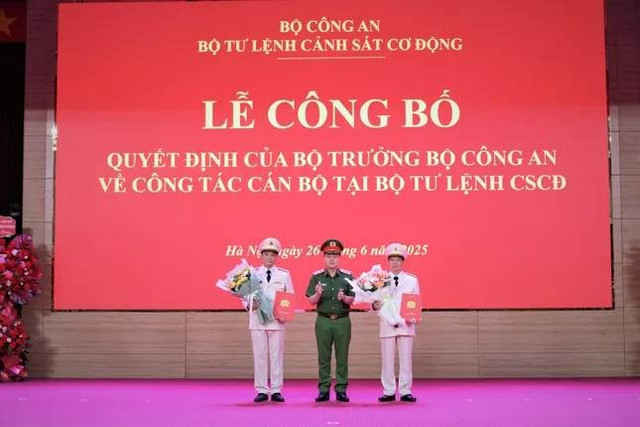 Trung tướng Nguyễn Ngọc Vân - Tư lệnh Cảnh sát cơ động (ở giữa) trao quyết định, tặng hoa chúc mừng Đại tá Vũ Cao Sơn (bên trái) và Đại tá Đỗ Tiến Thùy. 6.jpg