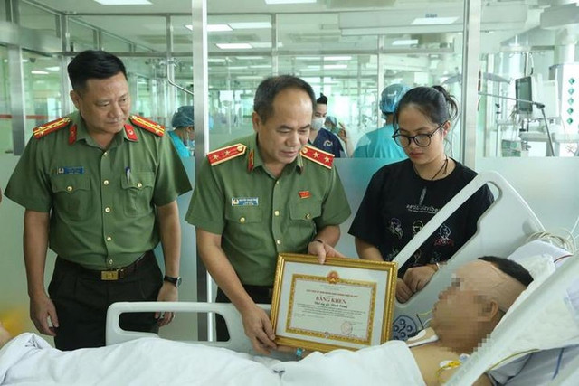 Trung tướng Nguyễn Thanh Tùng đã trao Bằng khen của UBND thành phố cho Đại úy Lê Đình Công. b7855ee172a89bf6c2b9.jpg