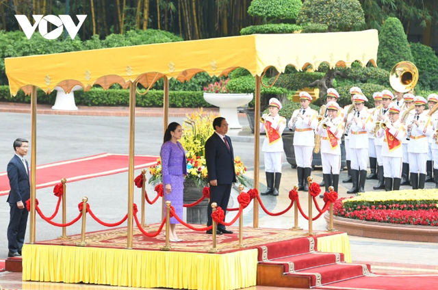 Trong tiếng nhạc chào mừng, Thủ tướng Phạm Minh Chính mời Thủ tướng Thái Lan bước lên bục danh dự. 2.png