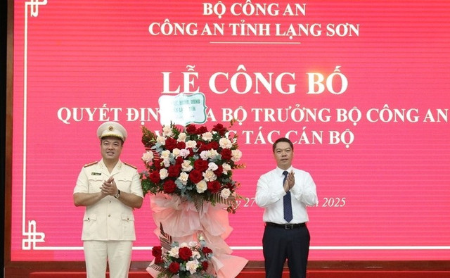 Phó Chủ tịch UBND tỉnh Lạng Sơn Đoàn Thanh Sơn tặng hoa chúc mừng Thượng tá Nguyễn Hữu Đức, tân Phó Giám đốc Công an tỉnh Lạng Sơn. 00.jpg