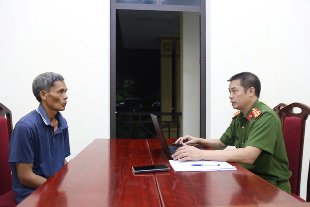 Cơ quan Công an tiến hành làm việc với đối tượng Hà Văn Tú. 9-9144.jpg