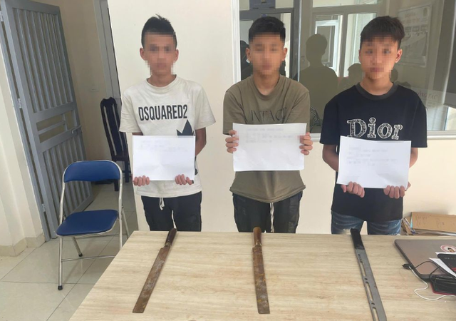 Các đối tượng cùng tang vật tại cơ quan Công an. capture.png